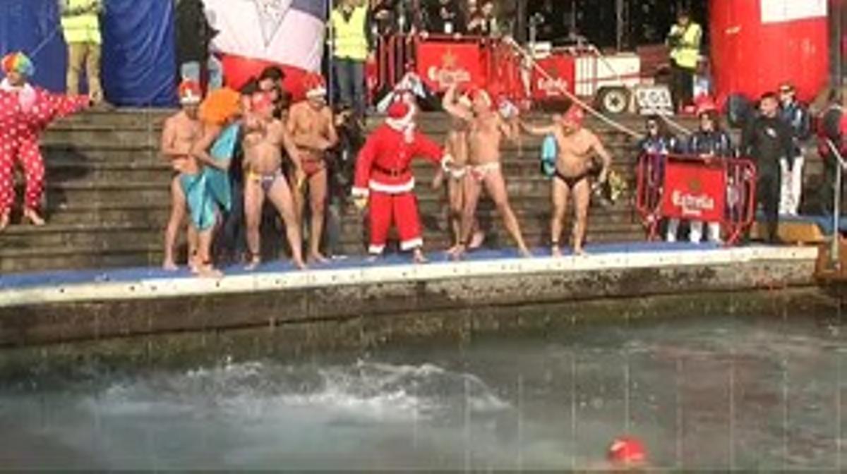 300 participants fan un bany nadalenc en la 106a edició de la Copa Nadal