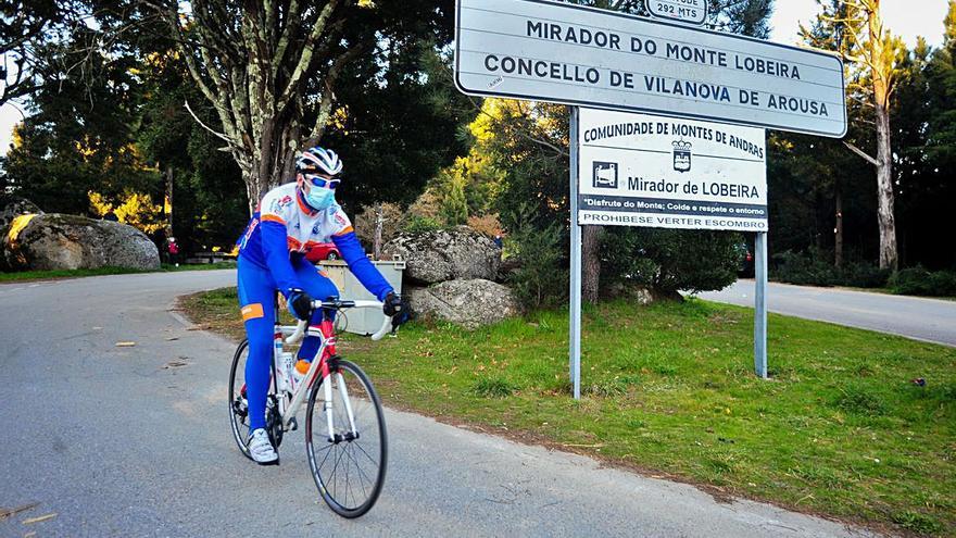 El alto de Lobeira es uno de los lugares más visitados por los ciclistas.  | // I. ABELLA