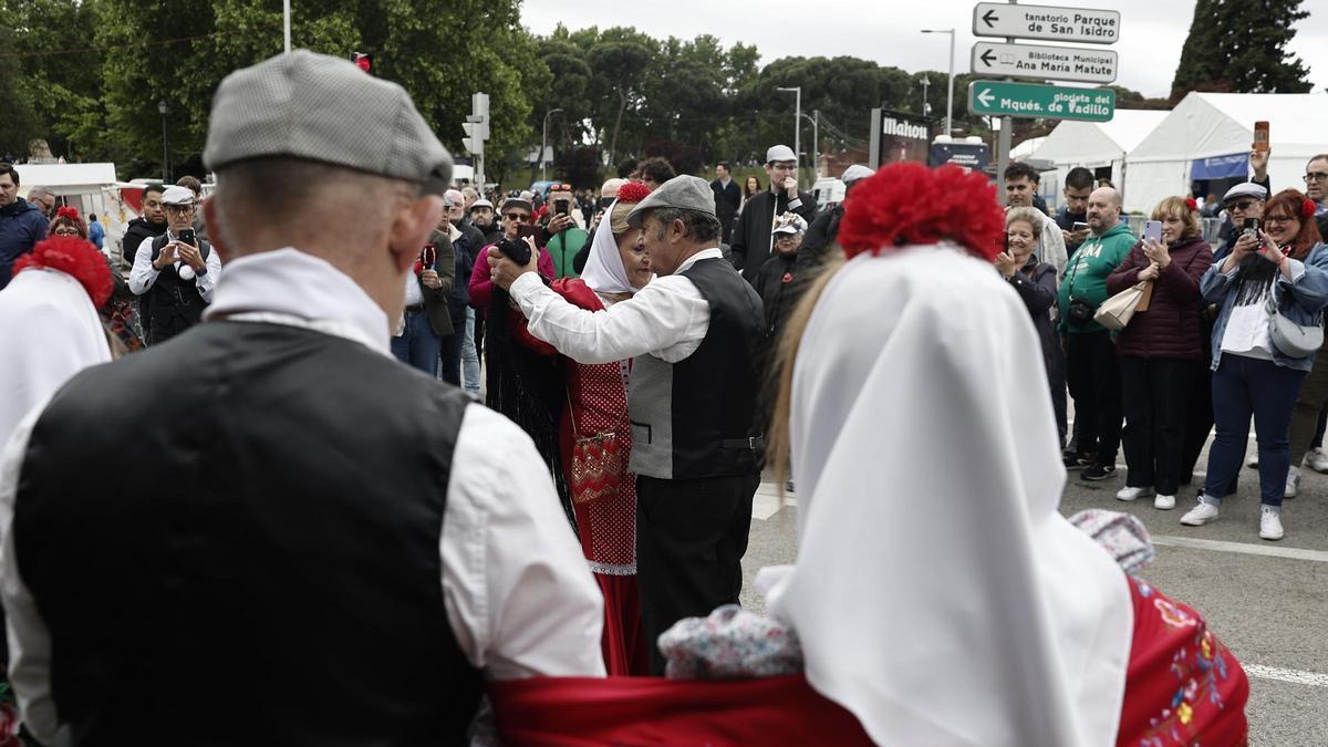 Los claveles florecen por un San Isidro que defiende la identidad castiza y multicultural