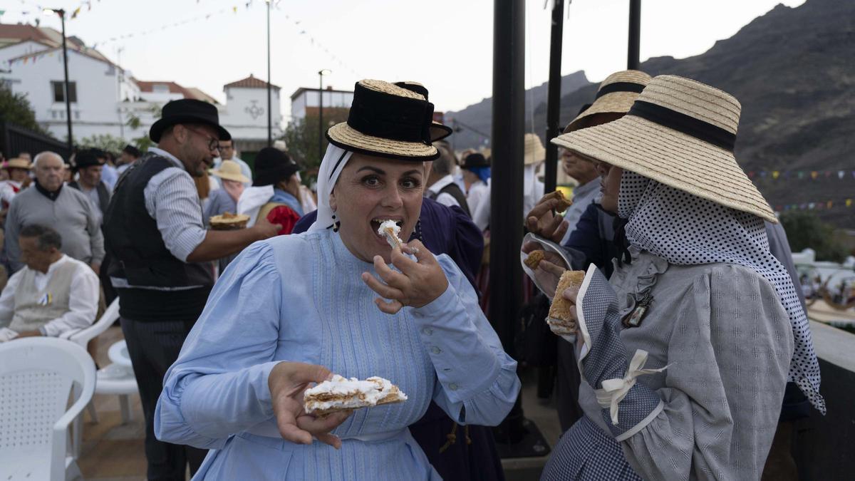 Romera disfrutando de las milhojas