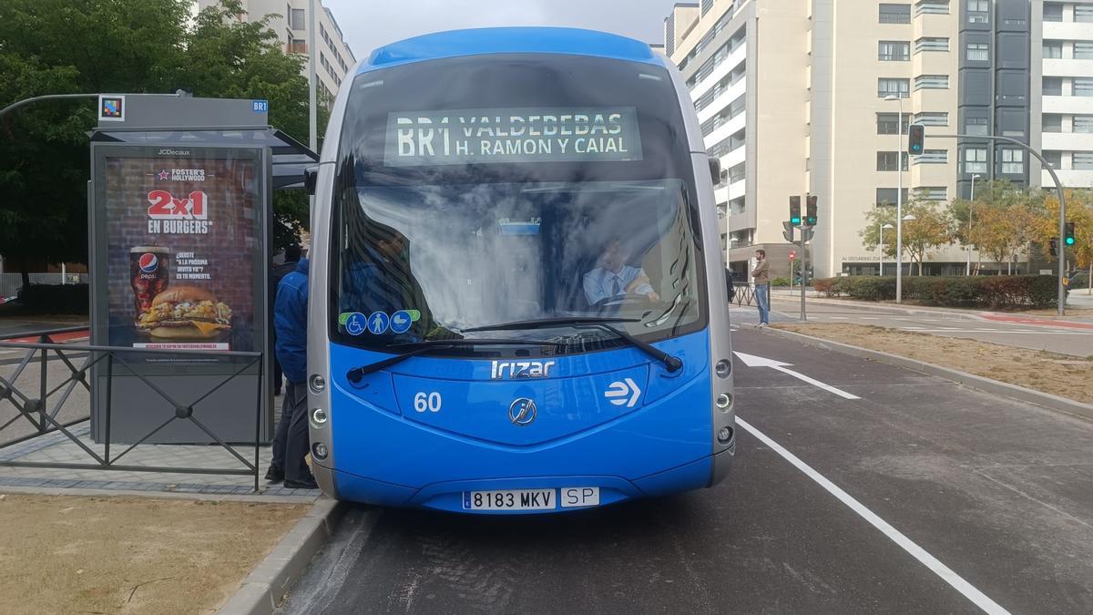 Autobús eléctrico de la línea BR1 que conecta Valdebebas con el Hospital Ramón y Cajal.