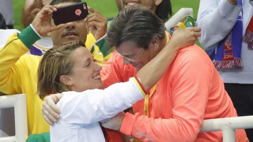 Belmonte abraza a su padre, en la grada, tras proclamarse campeona olímpica. // Lavandeira Jr