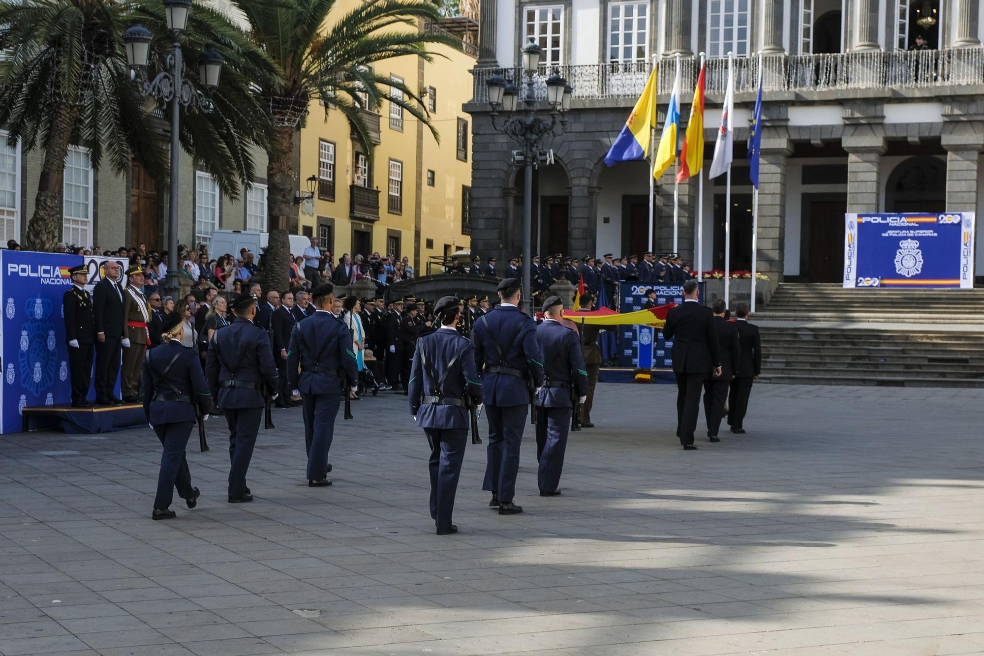 Izado de bandera por el bicentenario de la Policía Nacional