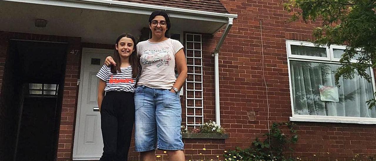 María Jesús, en la puerta de su casa en Devon con su hija Noelia.