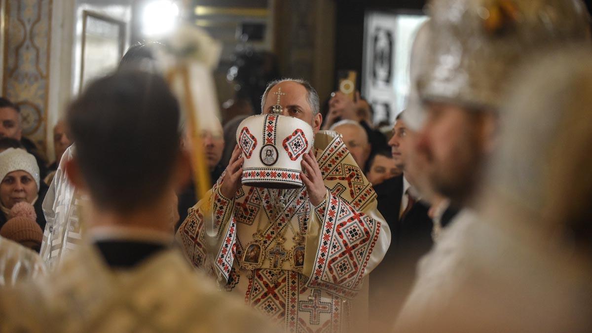  La Iglesia Ortodoxa de Ucrania celebra su servicio religioso en Kyiv Pechersk Lavra por primera vez después de haber sido utilizado anteriormente por la Iglesia Ortodoxa Ucraniana del Patriarcado de Moscú. 