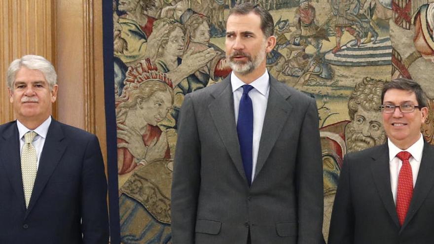 Felipe VI junto al ministro de Relaciones Exteriores de Cuba, Eduardo Rodriguez, y el ministro español de Asuntos Exteriores, Alfonso Dastis.