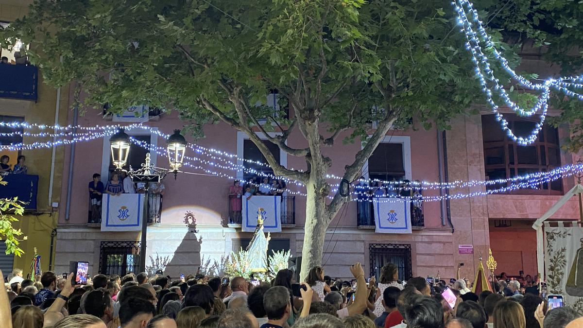 La Virgen de las Nieves recorriendo las calles del casco histórico de Aspe.