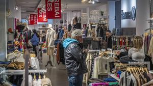 Rebajas en el pequeño comercio de barrio, en Gracia