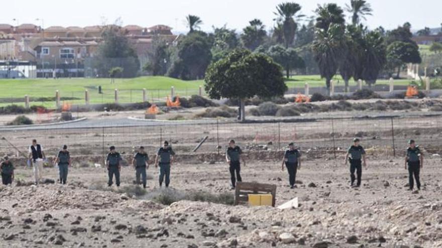 Agentes de la Guardia Civil peinan una zona aledaña al nido de ametralladoras en El Castillo donde asesinaron al indigente. | fuselli