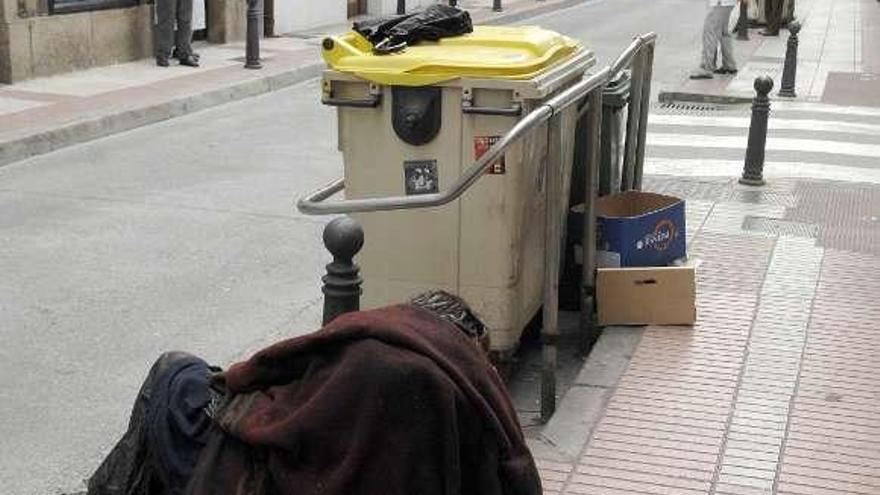 Un mendigo en las calles de A Coruña. / eduardo vicente