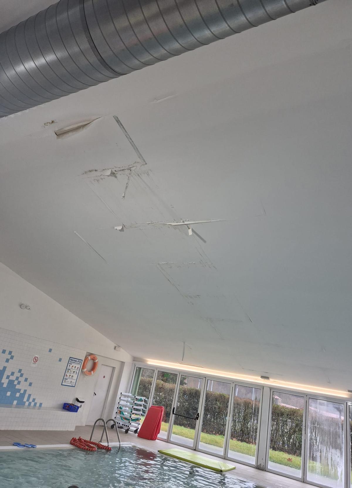 El sostre de la piscina municipal de Ripoll, amb desperfectes visibles.