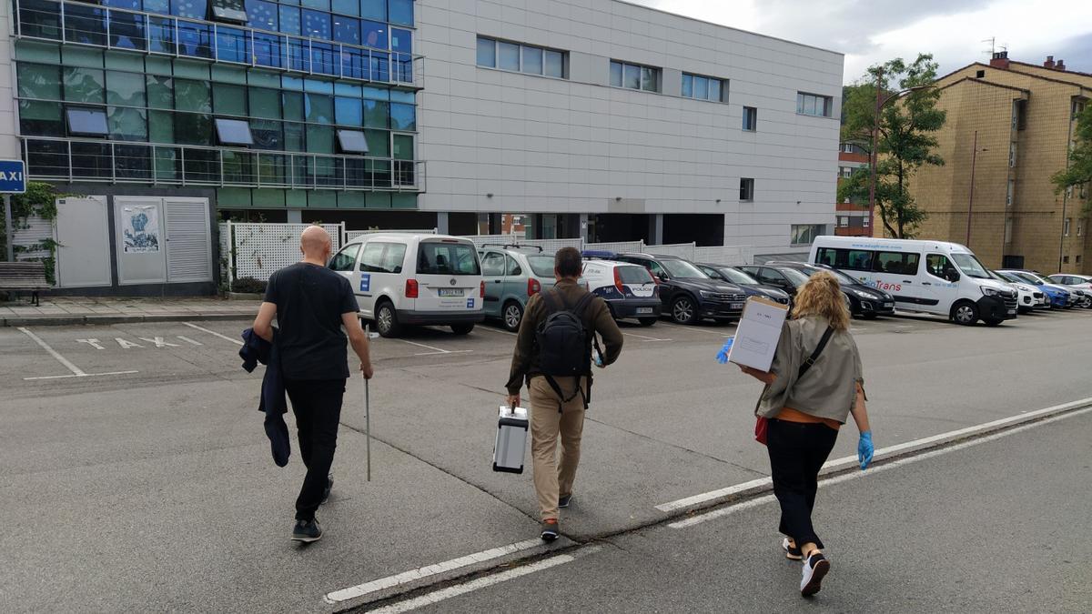 Policías salen del hospital valle del Nalón el día del suceso