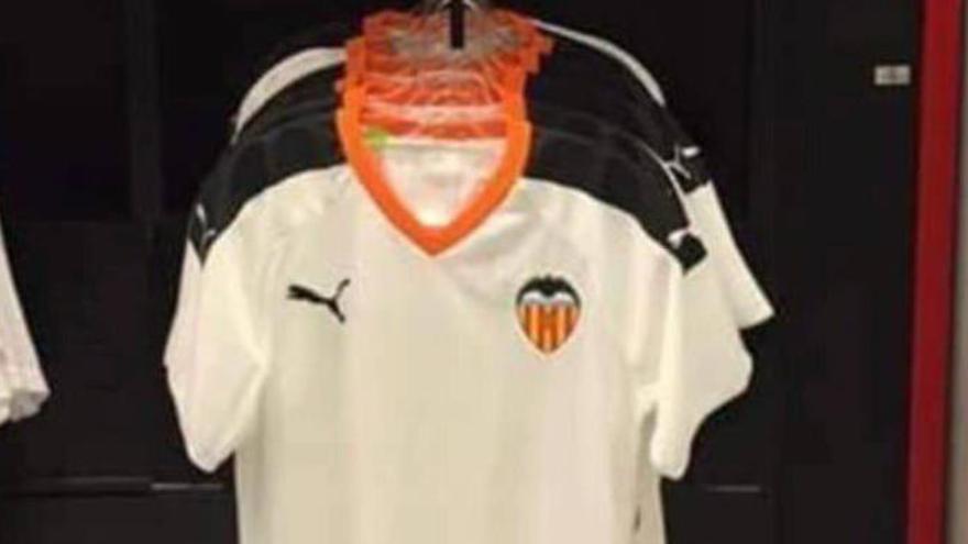 La nueva camiseta del Valencia CF ya se &#039;vende&#039; en tiendas