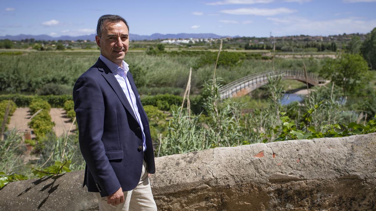 Robert Raga junto al parque fluvial del Túria.