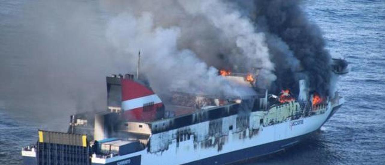 El ferry Sorrento en llamas, el pasado 28 de abril, cuando se incendió a 18 millas de sa Dragonera con 157 personas a bordo.