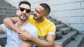 ¿Por qué aún tememos mostrarnos afectivos en público? El miedo silencioso de las parejas LGTBIQ+