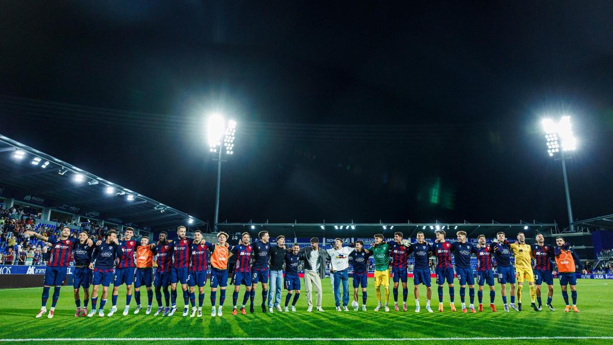 Los jugadores del Huesca, sobre el césped de El Alcoraz