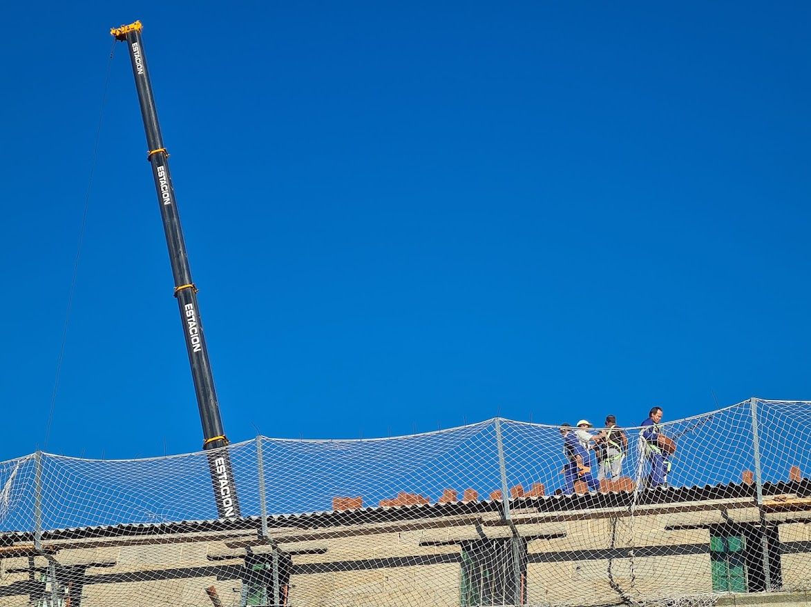 Los operarios, subidos al tejado.