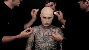 Zombie Boy, l’home més tatuat del món, protagonitza la campanya ’Go beyond the cover’ del maquillatge corrector Dermablend de Vichy. 