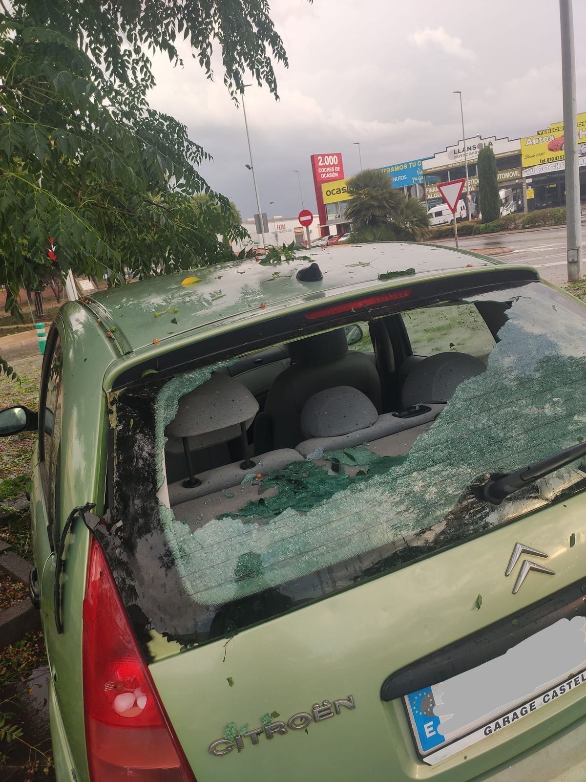 Centenares de vehículos de toda la provincia sufrieron durante la intensa granizada de ayer daños en sus lunas y cristales