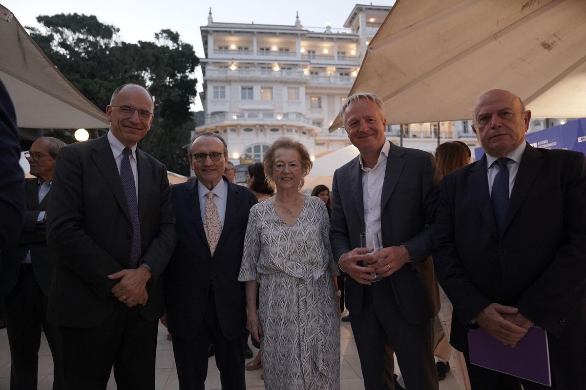 Málaga. 2 Foro del Mediterráneo. Prensa Ibérica. Cóctel de bienvenida. Enrico Letta, exprimer ministro de Italuia, Javier Moll, Arantza Sarasola, Maerteen Wetzelaar, CEO de MOEVE. Leandro Martinz, presidente de la Fundación Bidafarma