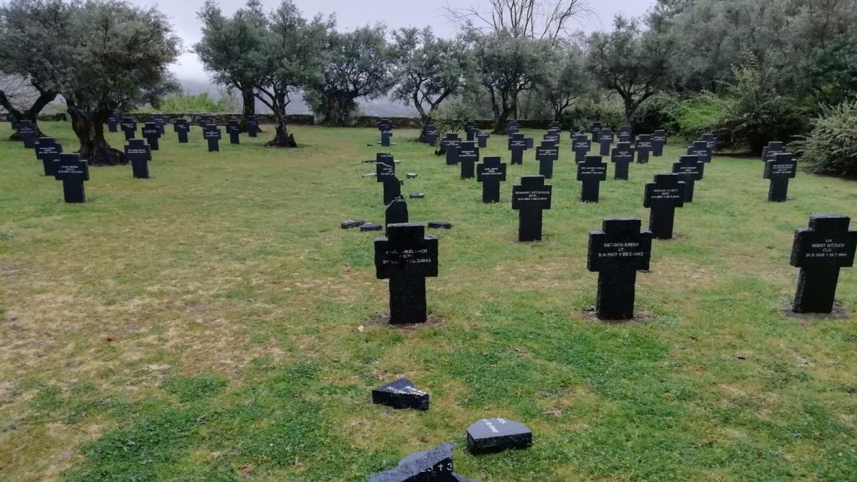 Destrozan varias cruces y pintan el muro del cementerio alemán de Cuacos de Yuste