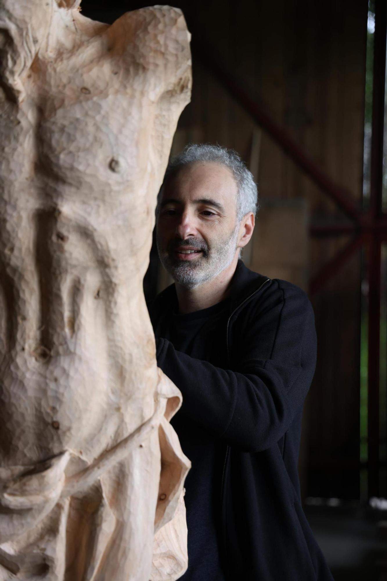 Francisco Remiseiro esculpiendo en su taller