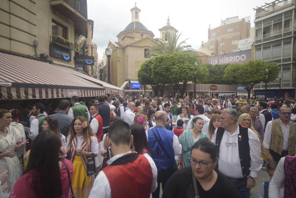 Ambiente en la plaza de las Flores en el Bando