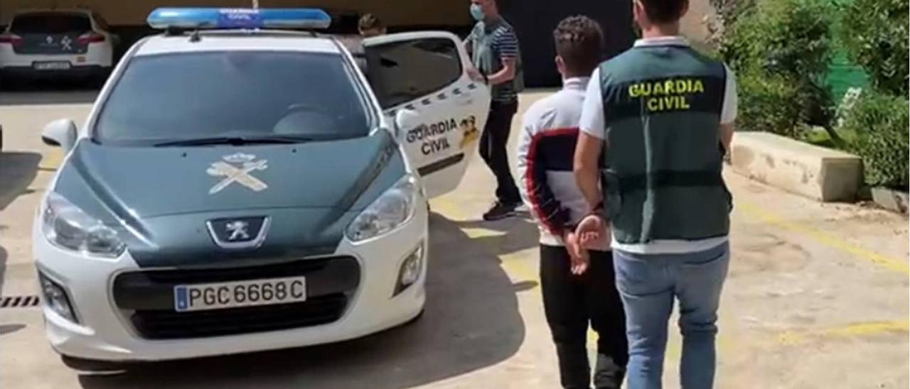 La Guardia Civil traslada a uno de los detenidos en Redován.