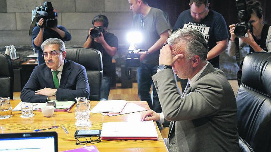 El presidente Torres (derecha) y el vicepresidente Rodríguez, ayer durante la reunión del Consejo de Gobierno.