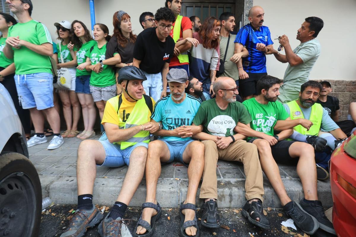 Tensión entre policías y manifestantes en un desalojo con dos menores en Alicante