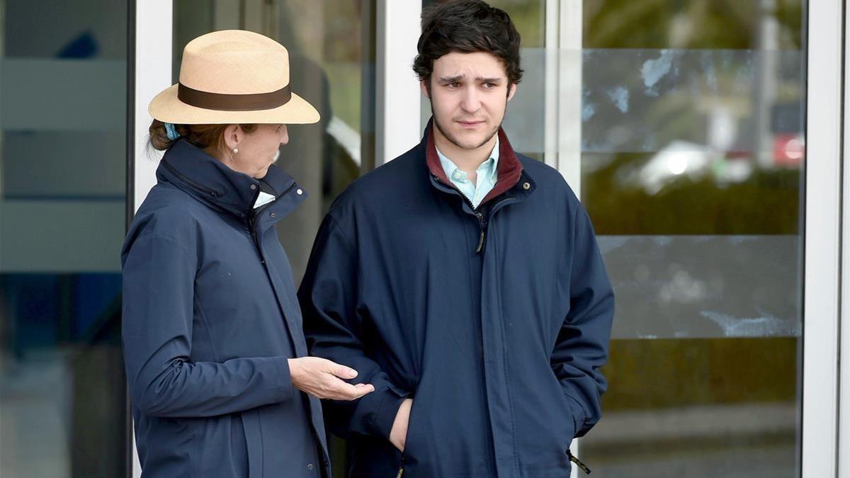 Froilán junto a su madre, la infanta Elena, a la salida del Hospital Universitario La Moraleja, tras visitar al rey emérito Juan Carlos, el pasado domingo.