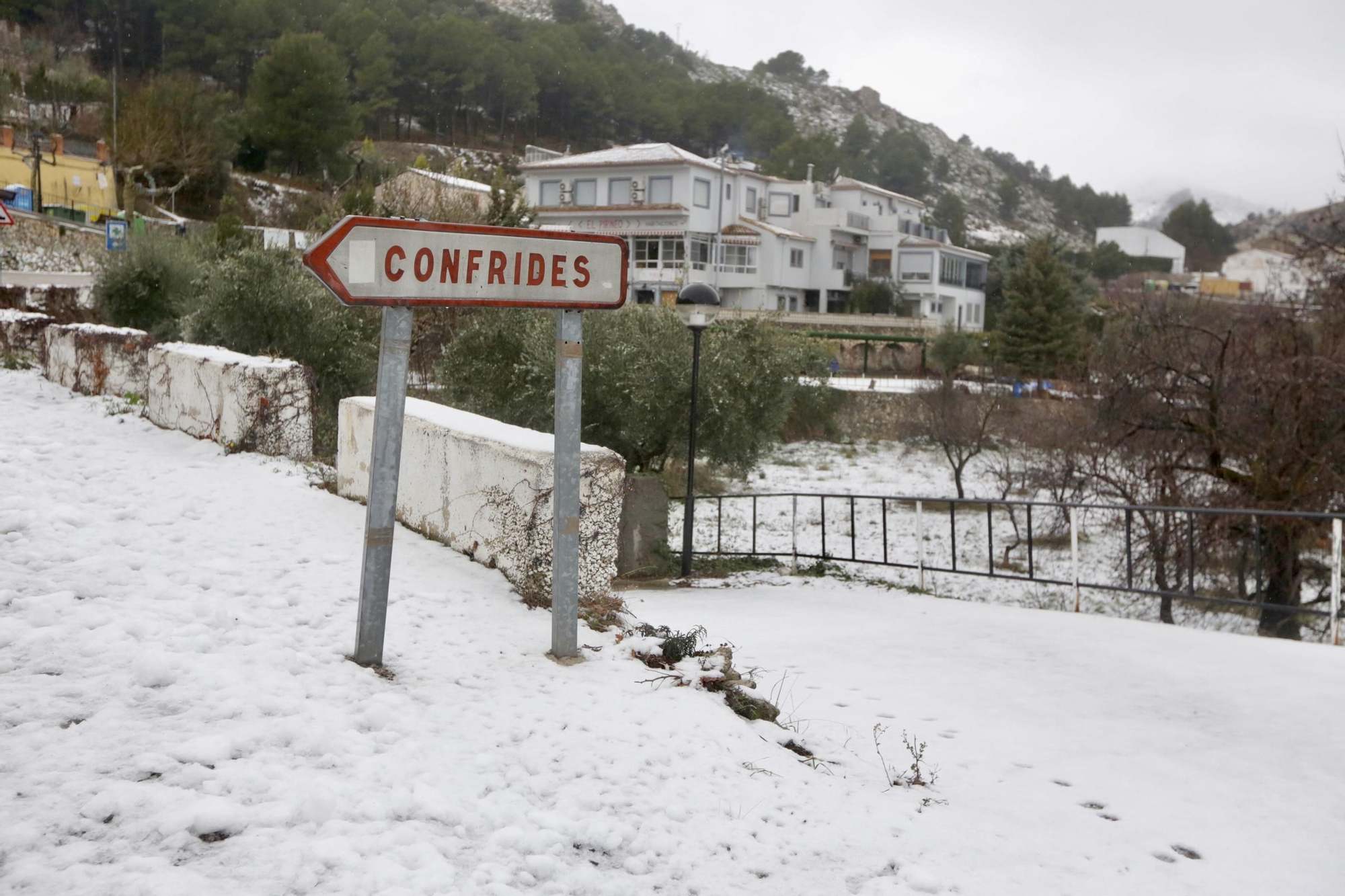 La nieve cubre de blanco el interior y las montañas de la Marina Baixa