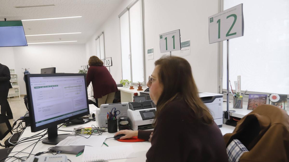 Funcionarios de la Junta de Andalucía en el Edificio Administrativo de la plaza de la Constitución de Córdoba.