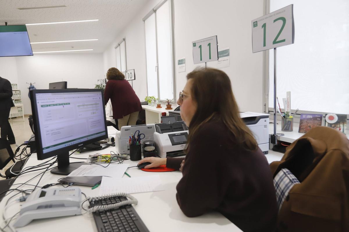 Funcionarios de la Junta de Andalucía en el Edificio Administrativo de la plaza de la Constitución de Córdoba.