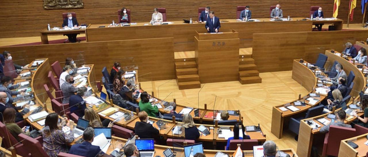 Puig interviene desde la  tribuna en un pleno de las Cortes valencianas.