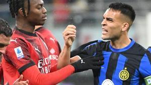 Milan (Italy), 21/04/2024.- Inter MilanÄôs Lautaro Martinez (R) gestures as AC MilanÄôs Rafael Leao during the Italian Serie A soccer match between AC Milan and FC Inter, in Milan, 22 April 2024. (Italia) EFE/EPA/DANIEL DAL ZENNARO
