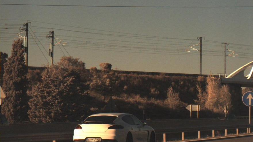 Cacen un conductor circulant a 242 km/hora per l´autopista