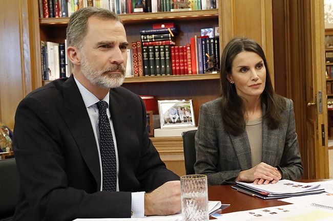 El rey Felipe VI y la reina Letizia durante una videollamada