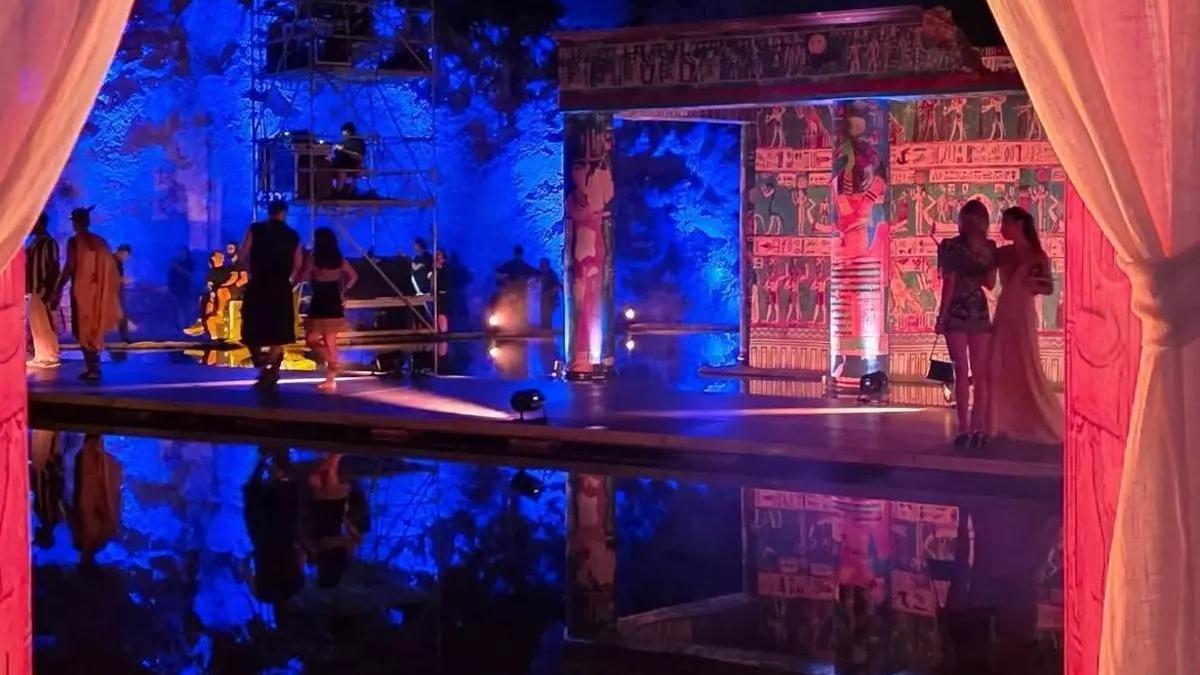 Imagen del lago artificial de la fiesta egipcia