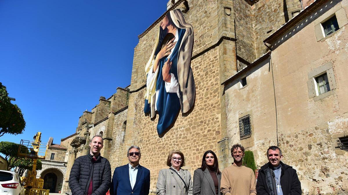 Vídeo | El nuevo mural de Brea para la Semana Santa de Plasencia ya luce en Santo Domingo