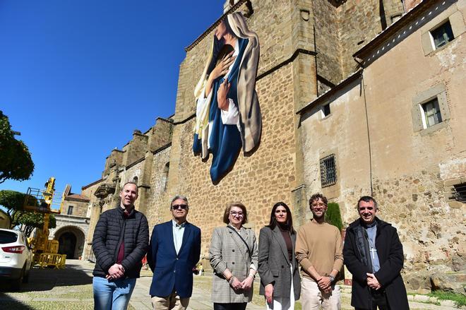 Fotogalería | Las imágenes del nuevo mural de Brea para la Semana Santa de Plasencia