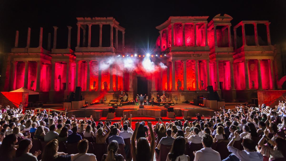 El cantante Antonio Orozco, anoche en el Teatro Romano de Mérida.