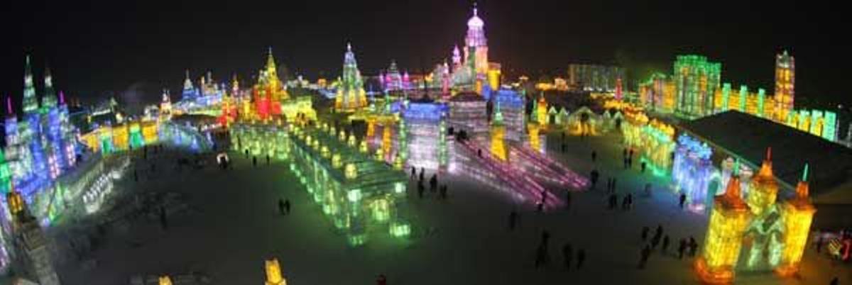 Vista aérea nocturna del Festival de Esculturas de Nieve y Hielo de Harbin.