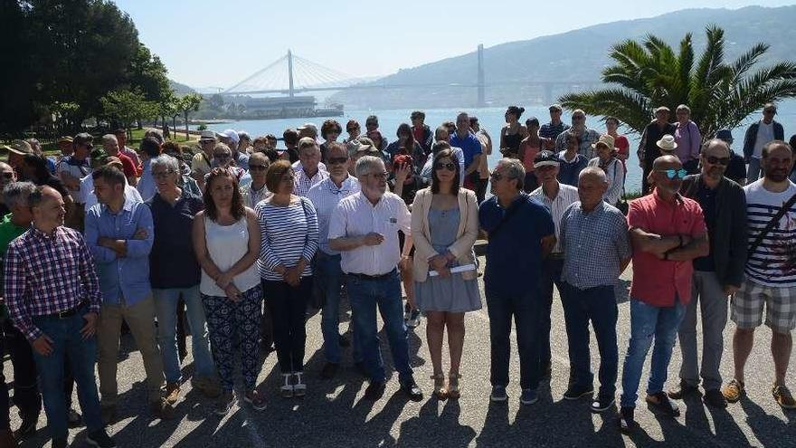 Representantes políticos y sociales de Cangas, Moaña, Bueu y Vilaboa, en una protesta en Rande. // G.Núñez