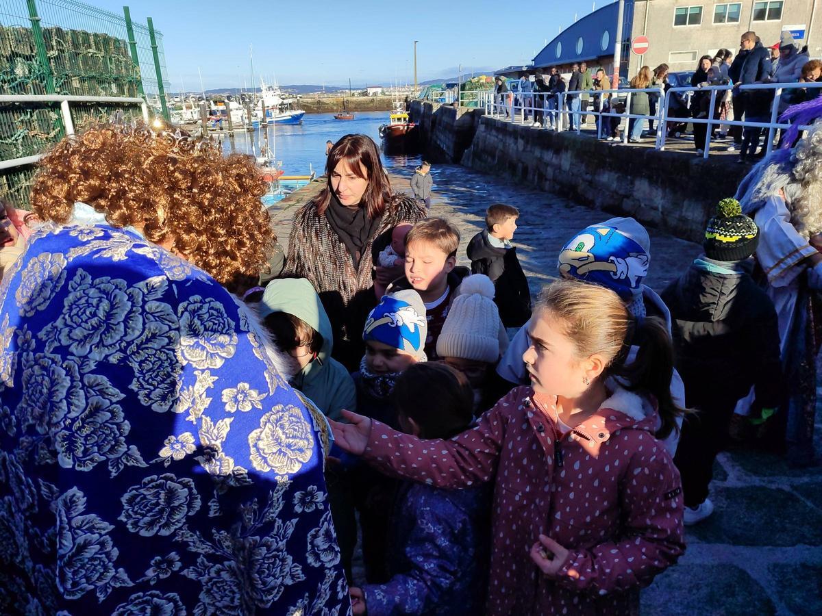 Los Reyes Magos llegan a Bueu por mar antes de la cabalgata de esta tarde