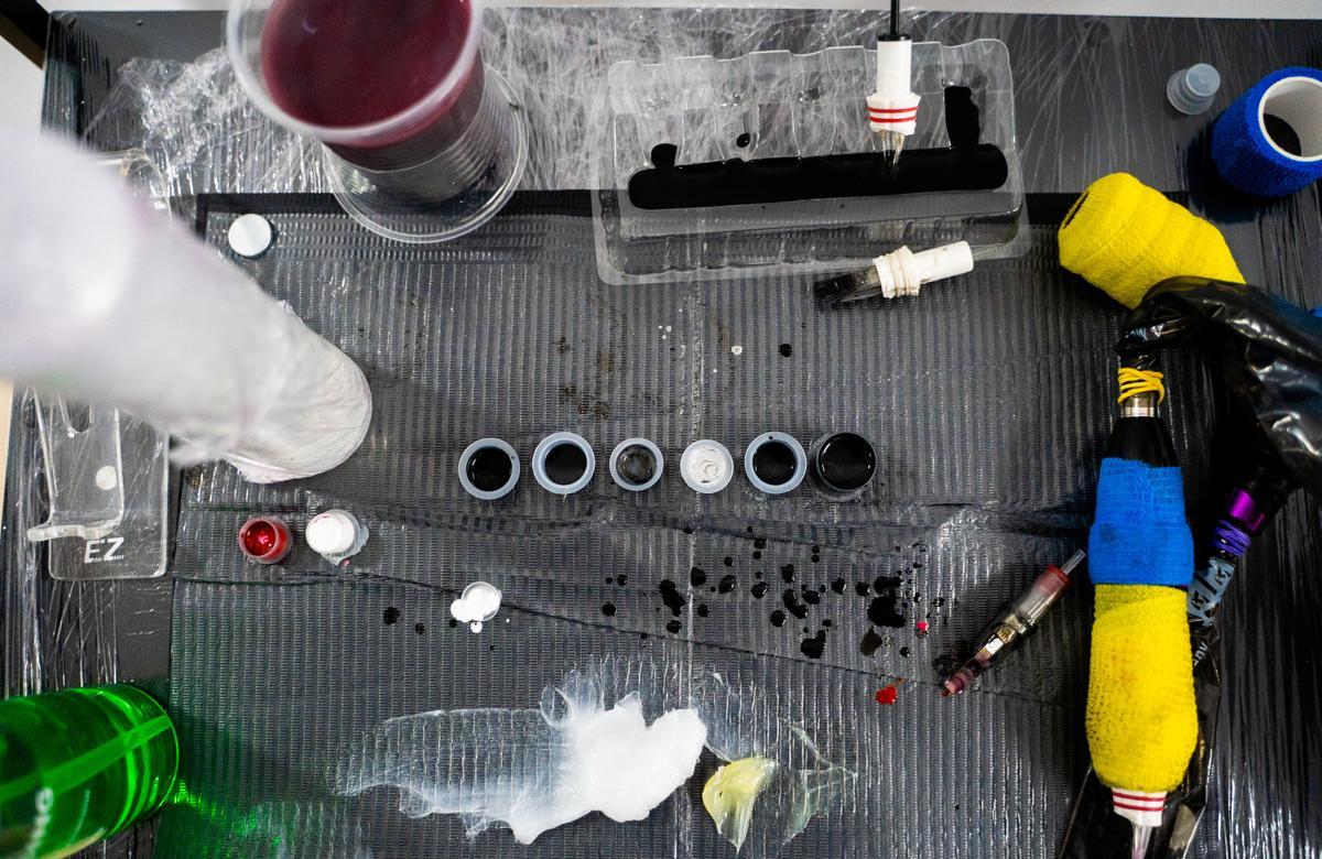 Diferentes utensilios para tatuar en su taller de Cáceres.