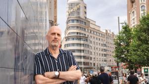 Luke Stegemann, en la Gran Vía madrileña, con el Edificio Carrión al fondo.