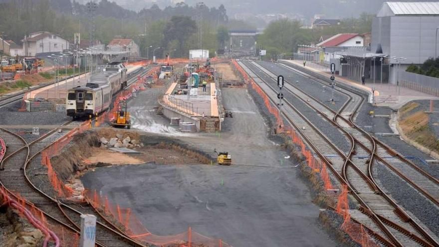 Aspecto general de las obras en la estación, donde se trabaja en el andén central. A la derecha, el principal supera los 300 metros.  // G. S.