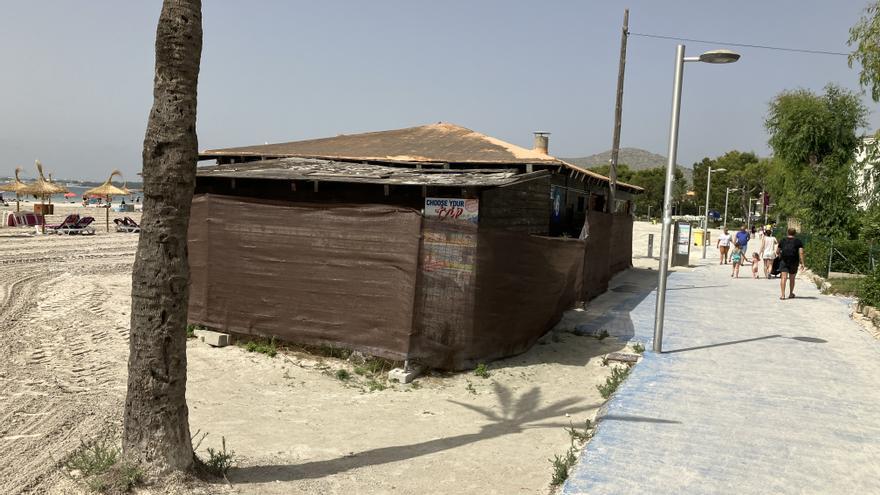 Los hoteleros denuncian el grave deterioro de los balnearios de la playa de Alcúdia